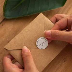 Detailopname van retro kraftpapieren envelop, minimalistisch ontwerp met decoratieve sticker.