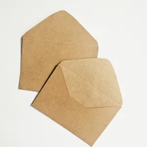 Gedetailleerd overzicht van vintage bruine kraftpapier enveloppen, eenvoudig ontwerp.