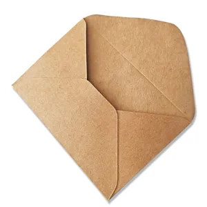 Gedetailleerd overzicht van kraft enveloppe, retro minimalistische stijl met open flap voor kaarten.