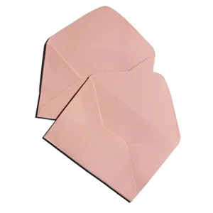 Set van twee roze papieren enveloppen in vintage stijl, ideaal voor wenskaarten en uitnodigingen.