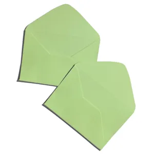 Lichtgroene papieren enveloppen set, minimalistische retro stijl, ideaal voor wenskaarten.