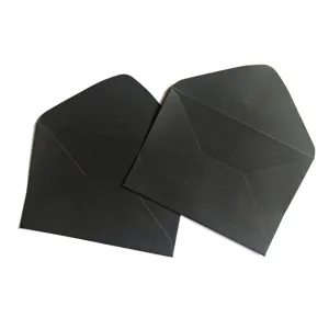 Set van zwarte papieren enveloppen in vintagestijl, perfect voor wenskaarten, uitnodigingen.