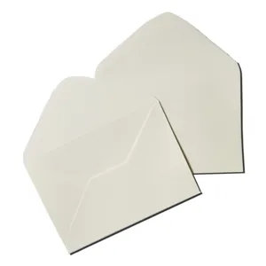 Vintage minimalistische papieren envelopset, schone crèmekleurige ontwerpen voor kaarten.