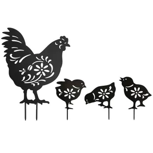 Dettaglio dei picchetti da giardino gallo e pulcini in acrilico con intaglio floreale.