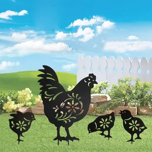 Vista dettagliata di paletti da giardino in acrilico nero con gallo e pulcini, decoro esterno.