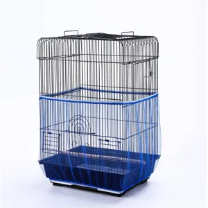 Gabbia per uccelli in metallo nero con gonna raccogli-semi in rete blu, copertura anti-schizzo.