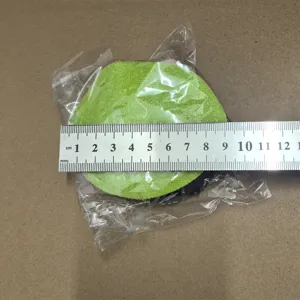 Almohadilla verde redonda para el pie, foto de detalle con regla de medida física.