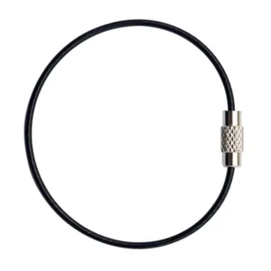 Detalle llavero de cable de acero, anillo flexible recubierto con cierre de tornillo.