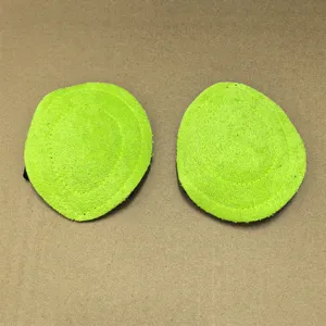 Vista detallada de las almohadillas de antepié verde neón, muestra un tejido texturizado fino.