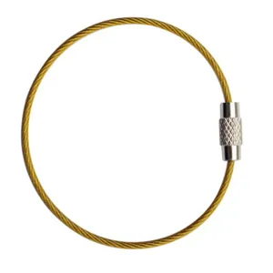 Detalle del llavero de cable de acero revestido de color dorado con cierre.