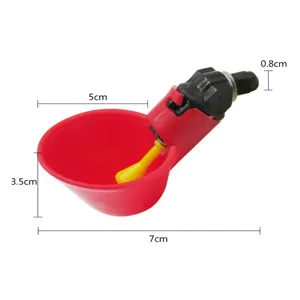 Vista dettagliata abbeveratoio per polli, tazza in plastica rossa con attivatore giallo e raccordo.