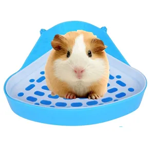 Toilette angolare in plastica per animali con griglia, ideale per conigli e piccoli animali.