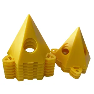 Gelbe Kunststoff Maler Pyramiden Farbstaender zum Lackieren von Holztueren und Moebeln.