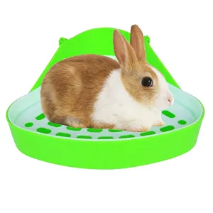 Lettiera angolare per conigli in plastica con griglia, toilette per animali facile da pulire.