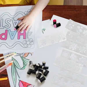 Gedetailleerd overzicht van sponskwasten en bloemensjablonen voor kinderschilderart.