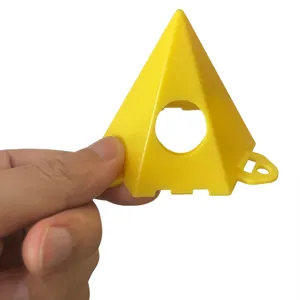 Gelber Kunststoff-Farbpyramidenständer für Holzarbeiten und Malerei, Detailansicht der Werkzeuge.