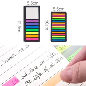 Gros plan de notes adhésives translucides colorées et d'onglets d'index pour les études.