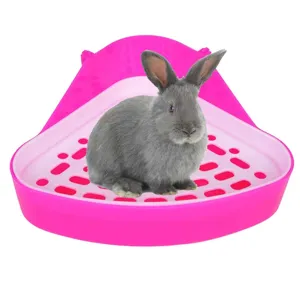 Lettiera ad angolo in plastica rosa per conigli con griglia rimovibile dettaglio