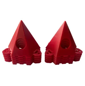 Rote Plastik Maler Pyramiden Ständer zum Lackieren von Schranktüren und Holzbrettern.