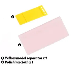 Modelbouwwerktuigset met gele separator en roze polijstdoek voor handige modelmontage.
