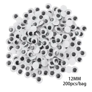 Primo piano dettaglio di occhi googly autoadesivi 12mm sfusi per progetti artigianali e giocattoli.