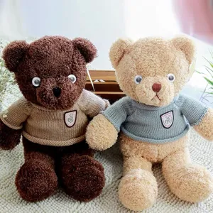 Simpatici orsetti di peluche con maglioni lavorati a maglia e divertenti occhi mobili.