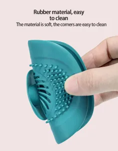 Détail du bouchon d'évier en silicone, matériau souple pour un nettoyage facile.