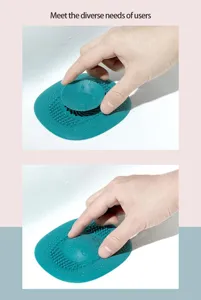 Vue détaillée du bouchon d'évier en silicone à pression, montrant l'utilisation pratique.