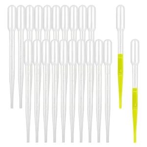 Primo piano di pipette di trasferimento graduate in plastica trasparente con segni di scala precisi.