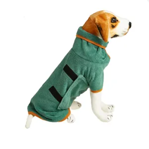 Grüner Hunde-Bademantel Detail, weiche Mikrofaser mit sicherem Klettverschluss für Haustiere.