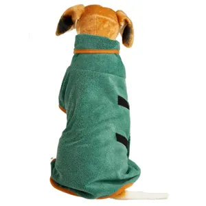 Detailansicht des grünen Haustier Bademantels und saugfähigen Hundetuchs zum Trocknen.