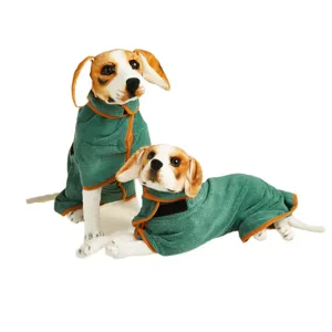 Saugstarker Hunde-Bademantel, weicher grüner Mikrofaser-Haustierbademantel mit orangenem Rand.