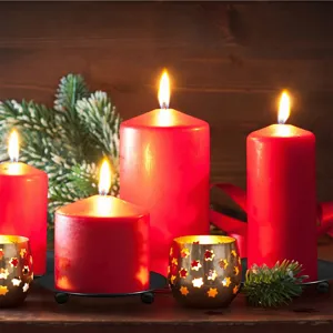 Juego de portavelas de hierro negro con velas de pilar rojas y tazas de estrella para decoración.