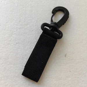 Detailaufnahme des schwarzen Kunststoff-Karabiners mit Nylonband für Outdoorausrüstung.