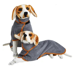 Detailansicht des saugfähigen Hunde-Bademantels, weicher grauer Stoff mit oranglem Rand.