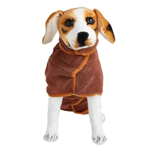 Brauner Hunde-Bademantel aus saugfähiger Mikrofaser, ideal zum Abtrocknen nach dem Bad.