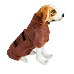Detailansicht eines braunen Haustier-Bademantels für Hunde und Katzen, saugfähiges Handtuch.