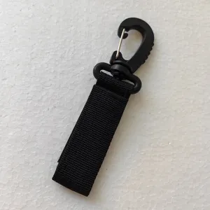 Outdoor Rucksack Drehhaken mit schwarzem Nylon Gurtband fuer Camping und Wandern.