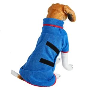 Hundeabsorbierender Bademantel Detailansicht, blaues Haustier Handtuch mit Klettverschluss.