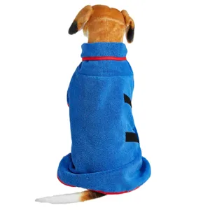 Hundebademantel Detailansicht, weicher blauer Frotteestoff mit rotem Rand und Klettverschluss.