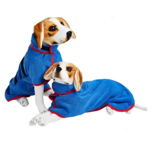 Weiches blaues Hundebademantel Handtuch Detail zeigt gemütlichen Mikrofaserstoff und roten Rand Design.
