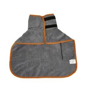 Detailansicht grauer Haustier-Bademantel Handtuch mit orangeem Rand für Hunde Katzen.