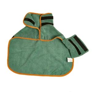 Gruenes Mikrofaser Haustier Handtuch mit orangeem Rand und Klettverschluss fuer Hunde.