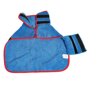 Detailansicht Hunde Bademantel saugfähig, blaue Mikrofasertücher mit Klettverschluss Größe XS.