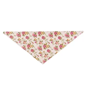 Gros plan détaillé du bandana pour animaux à fleurs vintage avec un imprimé de roses.