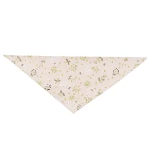 Détail de bandana triangulaire floral pour animal, bavoir en tissu à motif botanique mignon.