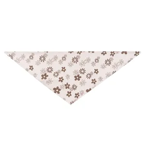 Détail rapproché du joli bandana pour animal de compagnie à motif de fleurs douces.
