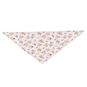 Détail du bavoir triangulaire pour animal à motif floral, tissu doux, design mignon, usage.