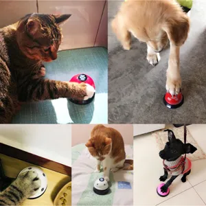 Détail de cloche d'entraînement pour animaux montrant chats et chiens appuyant sur le bouton.