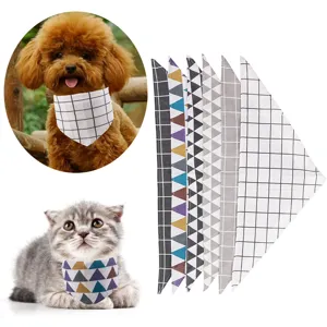 Détail de bandana pour animaux montrant chat et chien portant de jolis foulards stylés.
